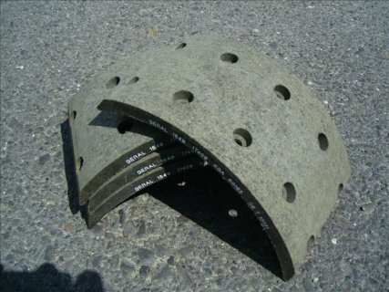 Bremsbeläge  13,5 cm breit, 608-613  f. druckluftunterstützte Bremse incl. Nieten
